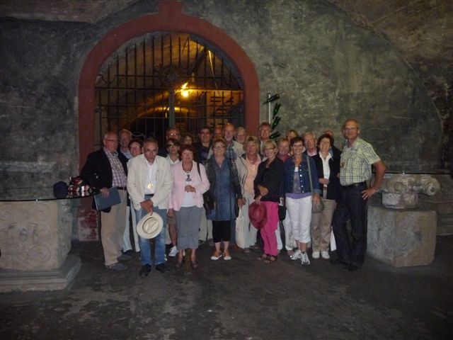gruppe vor dem weingut